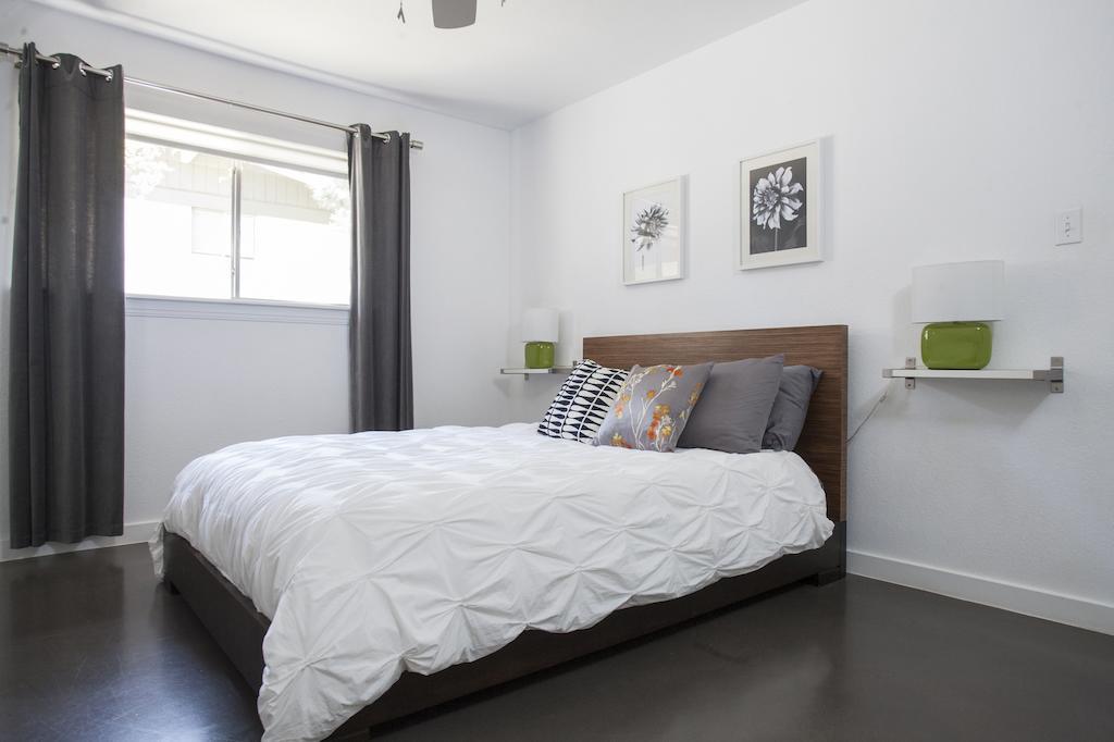 Вилла Travis Heights Modern I Остин Номер фото
